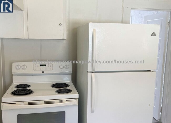 Building Photo - Lovely 3 Bedroom 1 Bath house with Garage ...