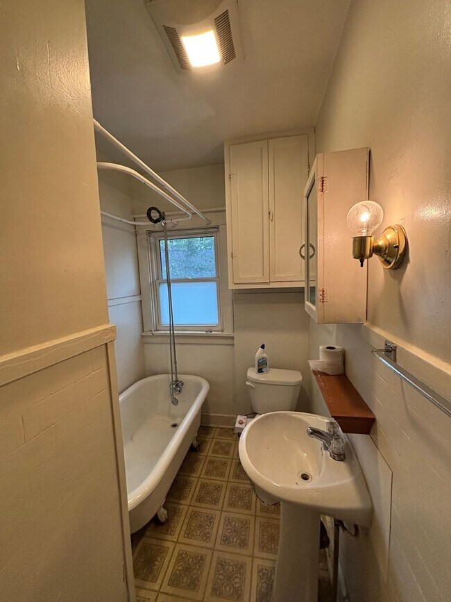 Building Photo - AVAILABLE NOW!!!  1 bedroom, 1 bath house ...