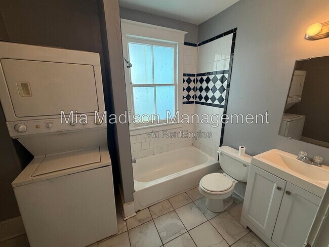 Building Photo - 607 W 44th St