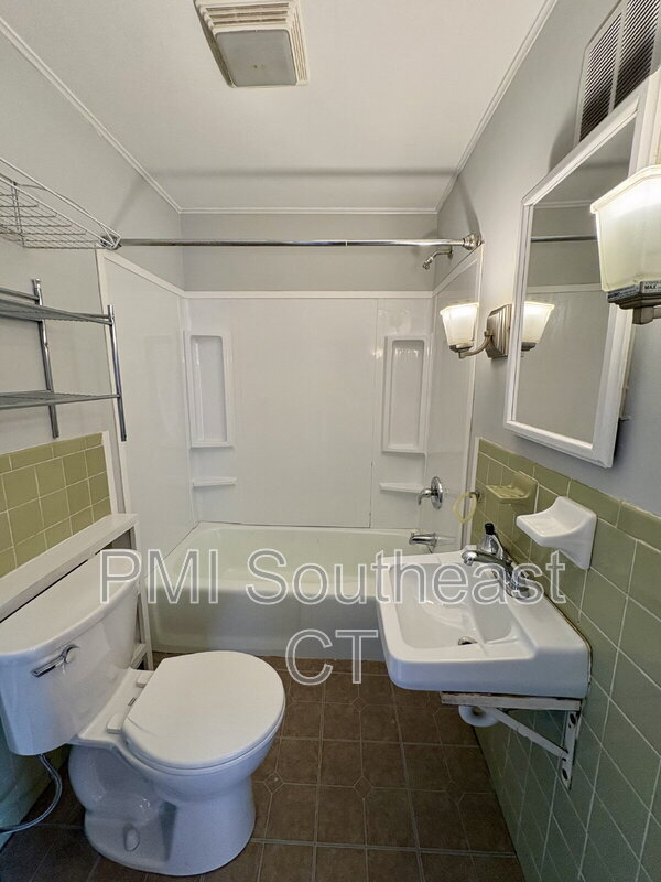 Building Photo - 41R Boston Post Rd