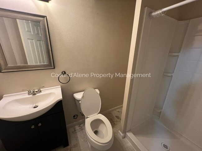Building Photo - Well Maintained 4 bed house in The Landings
