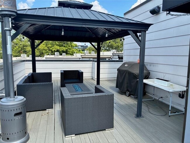 Building Photo - 623 Irwin St NE