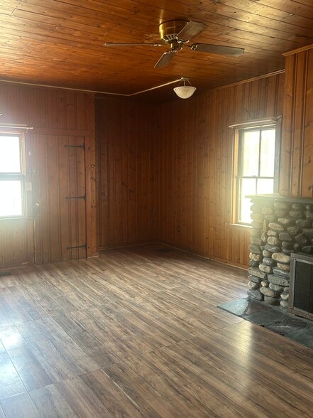 Building Photo - 277 River St