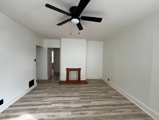 Building Photo - Updated 3 Bedroom Duplex