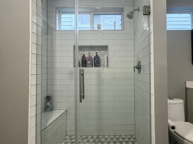 Building Photo - 608 W Drew St