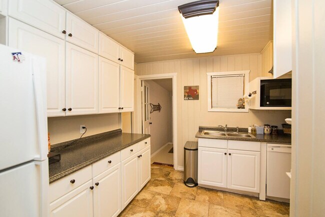 Building Photo - 108 Park Pl