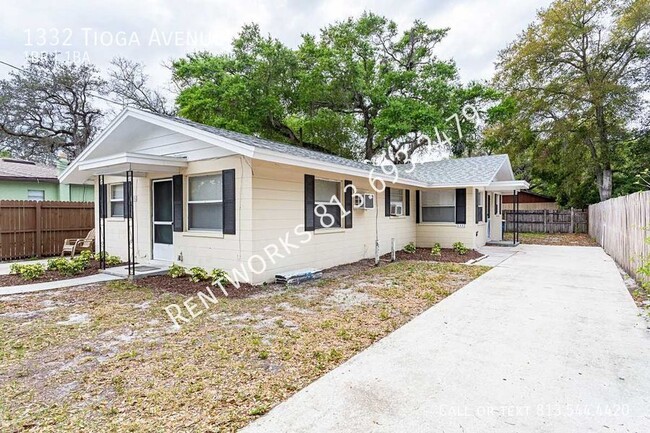 Building Photo - Wonderfully located 1/1 Duplex - Move in S...