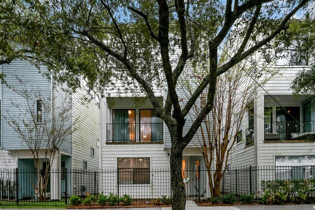 Primary Photo - 1434 Ennis St