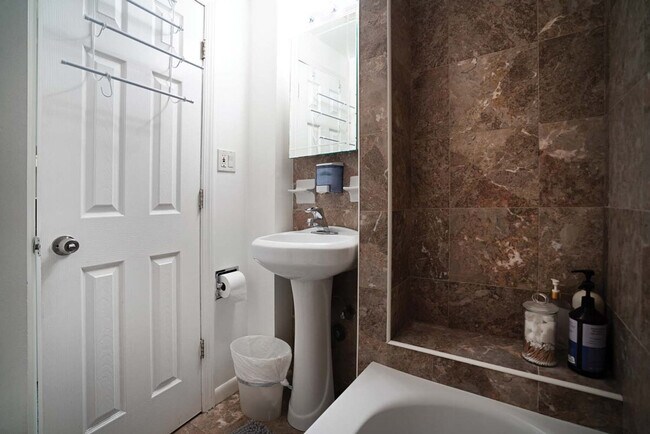 Building Photo - 305 E 104th St