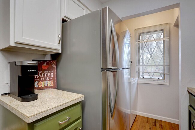 Building Photo - Wonderful 2 bed 2 bath Townhouse with Fire...