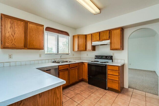 Building Photo - Charming 3 Bedroom 2 & 1/2 Bath Sante Fe H...