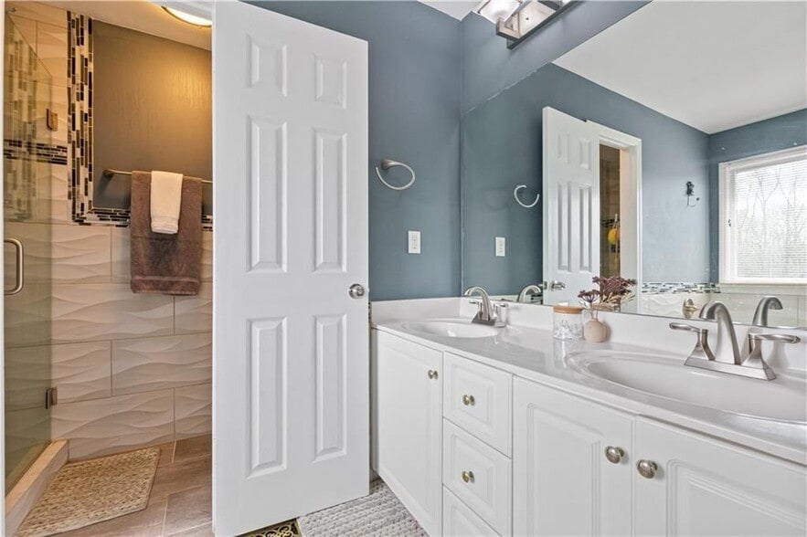 Building Photo - 2437 Pondside Pl NE