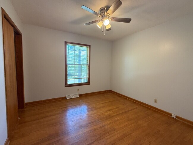 Building Photo - "Discover Comfort and Space: Charming 3-Bed, 2-Bath Home in Huntsville's Heart - 1808 Sq. Ft. of ...