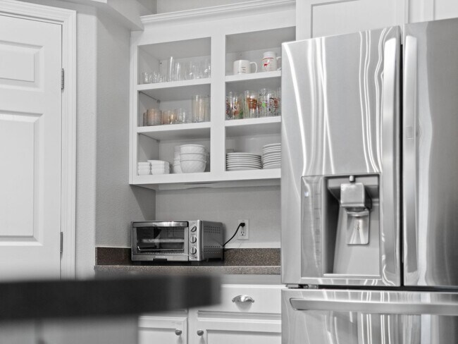 Building Photo - Bright & Comfortable 3 Bedroom Home (Furnished)