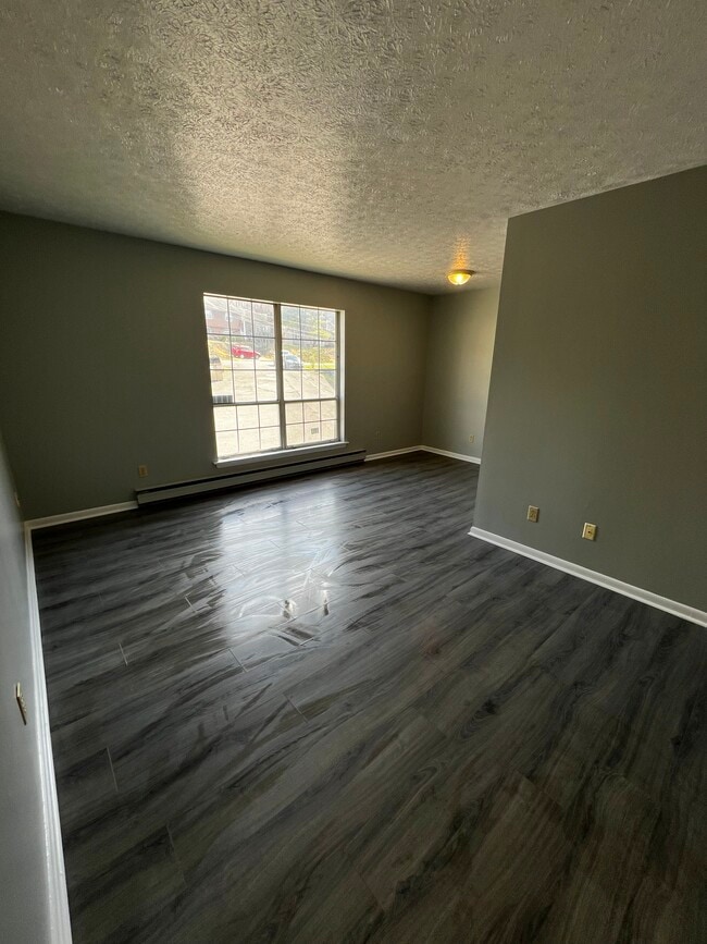 Building Photo - 1100 Eastgate Mnr