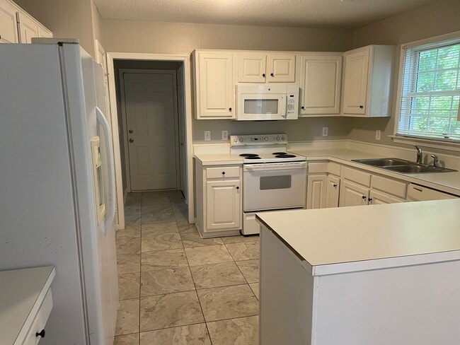 Building Photo - Renovated 3 Bedroom Off Groometown Road