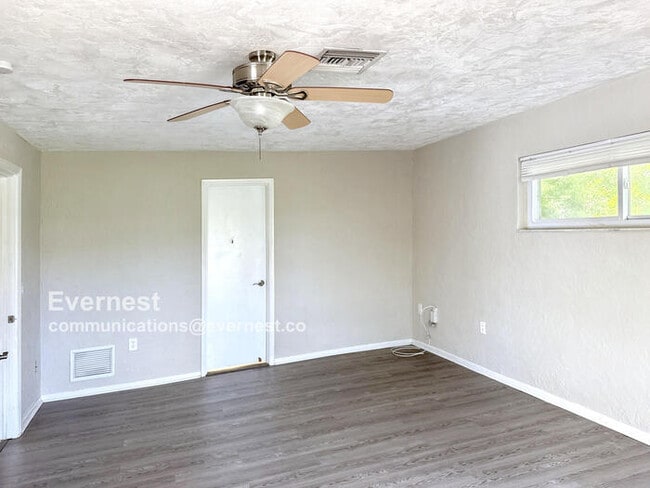 Building Photo - 2 Brentwood Ln