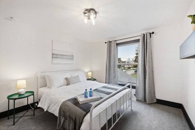 Building Photo - Beautifully Updated 3-Bedroom Home on a Corner Lot – Modern & Spacious!