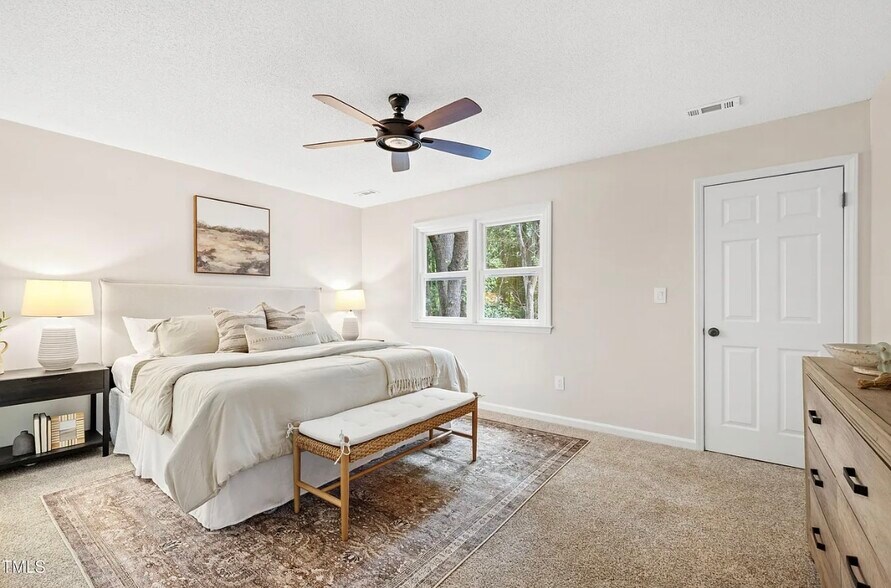 Spacious primary bedroom with walk in closet. - 115 Inverness Ct