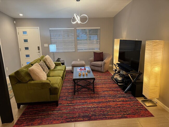 Primary Photo - 1510 E Whitton Ave