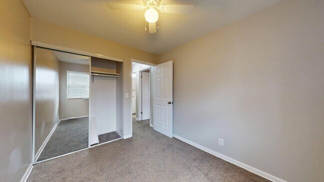 Building Photo - Elyria - updated 2 bedroom/1 bath townhouse.