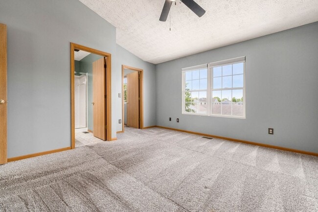 Building Photo - Spacious South Side Home with Garage!