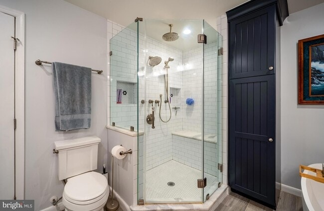 Building Photo - 2235 Abbotsford Dr