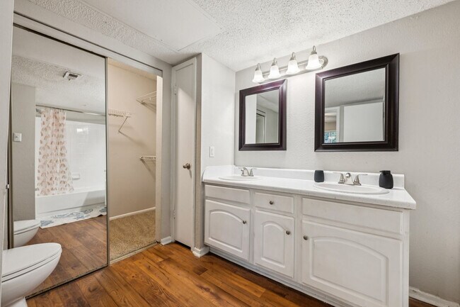 Building Photo - 3784 University Dr NW