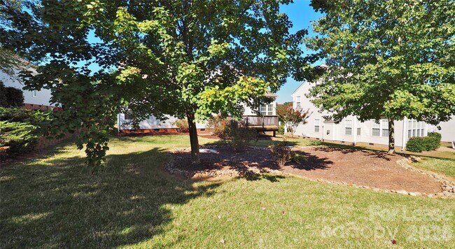 Building Photo - 6860 Lakecrest Ct