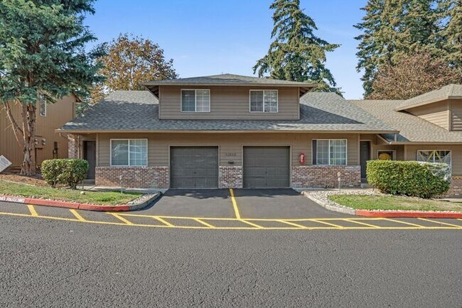 Building Photo - Large 2 bed 1.5bath townhouse