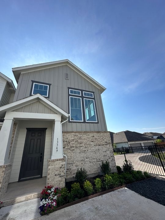 Building Photo - 13369 Hedgebrook Pl