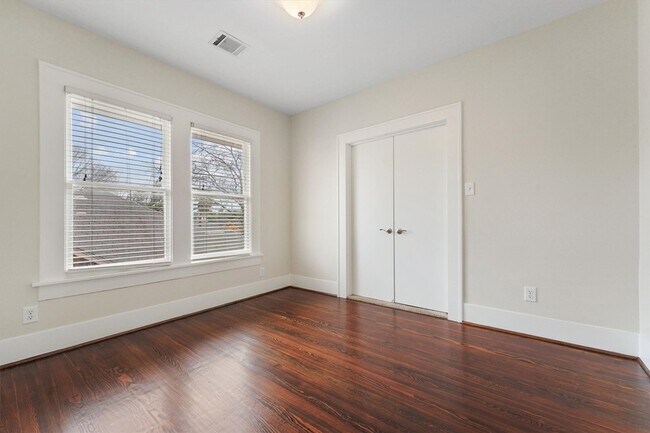 Building Photo - 1135 W Gray St