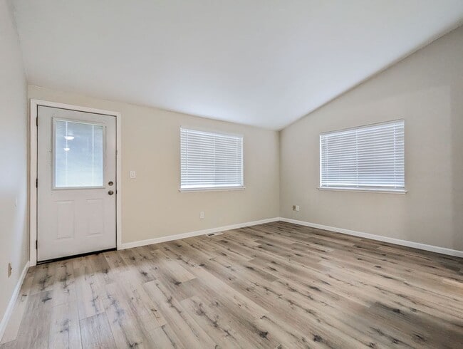 Building Photo - Move in Ready 3bd/2.5bth Townhome in great central location!