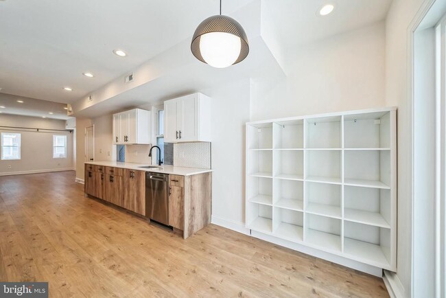 Building Photo - 840 Leland St