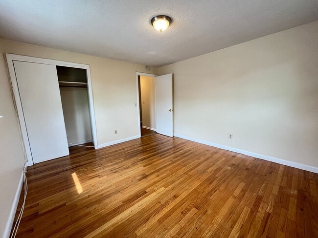 Building Photo - Two Bedroom One Bathroom Apartment! In Wes...