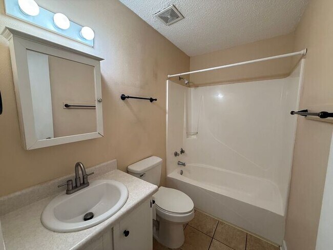 Building Photo - Pensacola - Ferry Pass - 2 bedroom, 1 bathroom - lawn care included