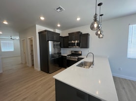 Building Photo - 1060 W Province Way