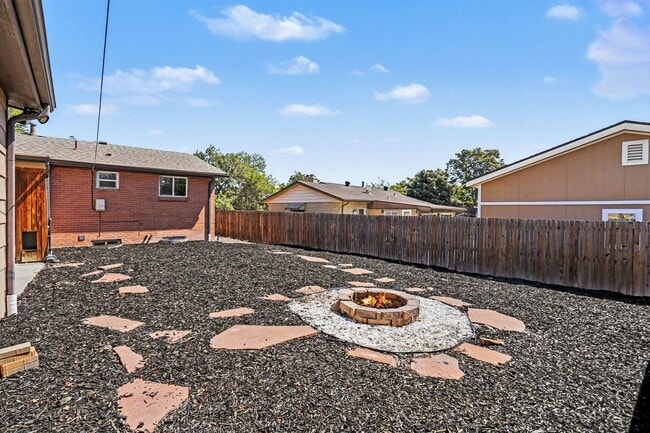 Building Photo - 6881 Fox Way
