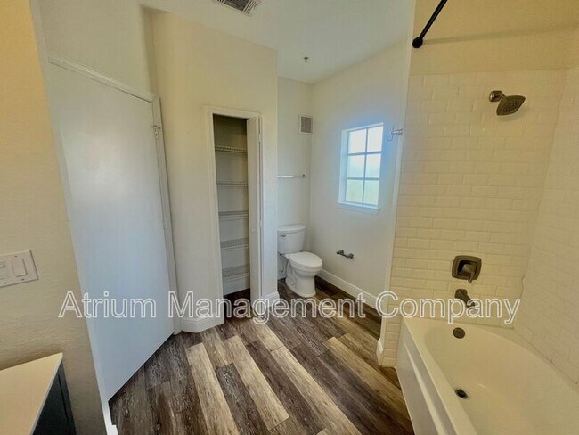 Building Photo - 102 Vista Verdi Cir
