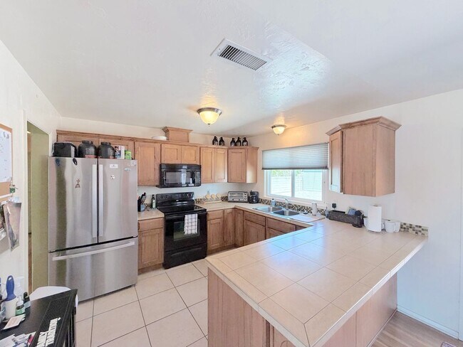 Building Photo - Charming 3 Bedroom, 2 Bathroom NE ABQ Home. Refrigerated Air! Spacious backyard. Near Uptown