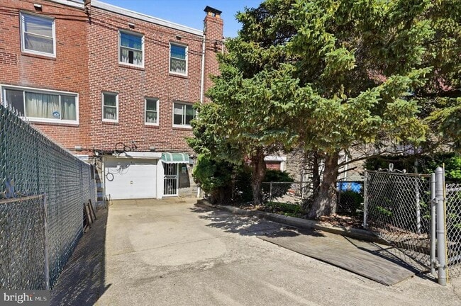 Building Photo - 1043 N 68th St