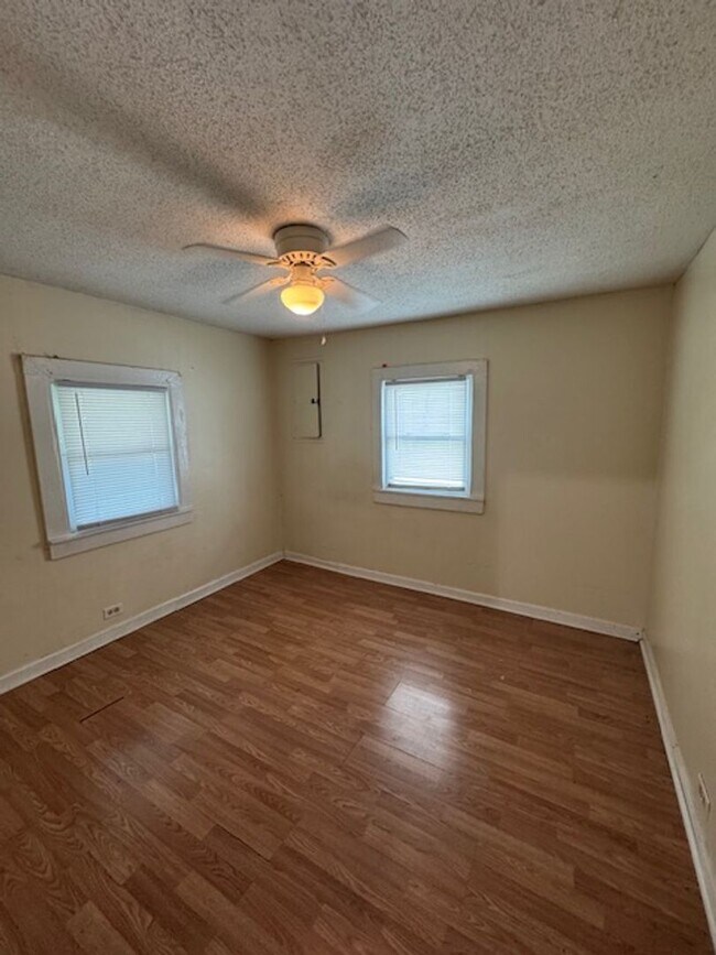 Building Photo - Downtown, 2 bedroom cottage