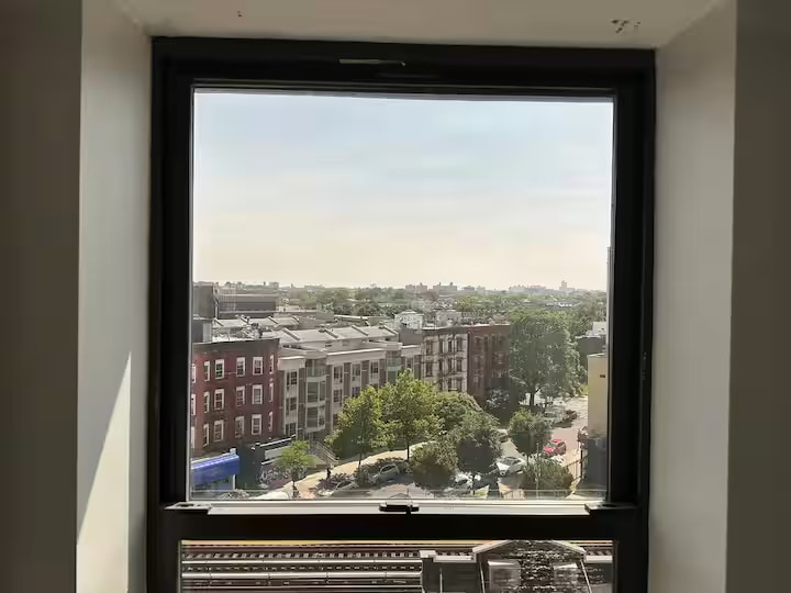 Building Photo - Furnished room/NOT APARTMENT