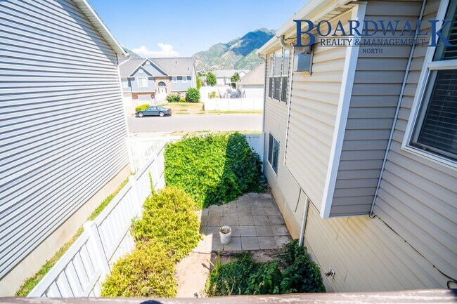 Building Photo - 4 Bed Home in Quiet S. Weber Neighborhood Near Park
