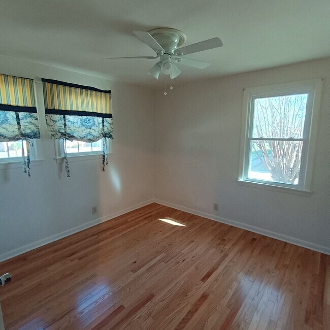 Building Photo - Modern Comforts with Granite & Hardwood Finishes!" 3 Bedroom 2 bath home.