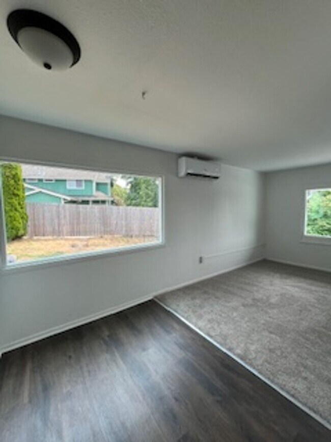 Building Photo - Elm Duplex