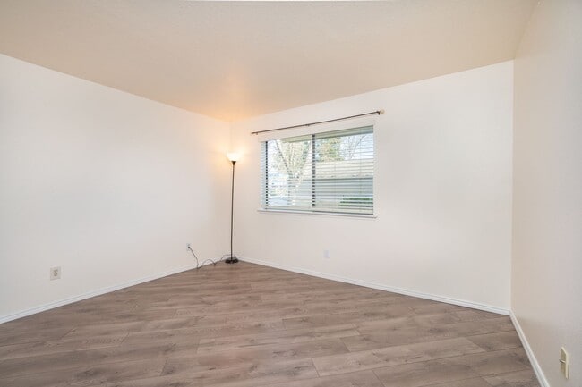 Building Photo - 2 Bedroom Condo For Rent