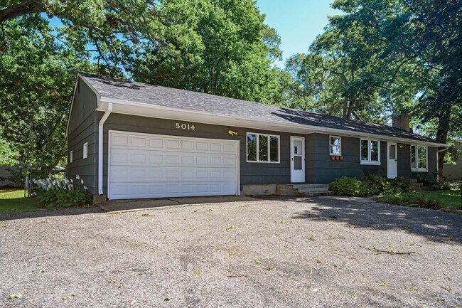 Building Photo - Gorgeous Shoreview House 3BR 1 Bath  Available Early May!