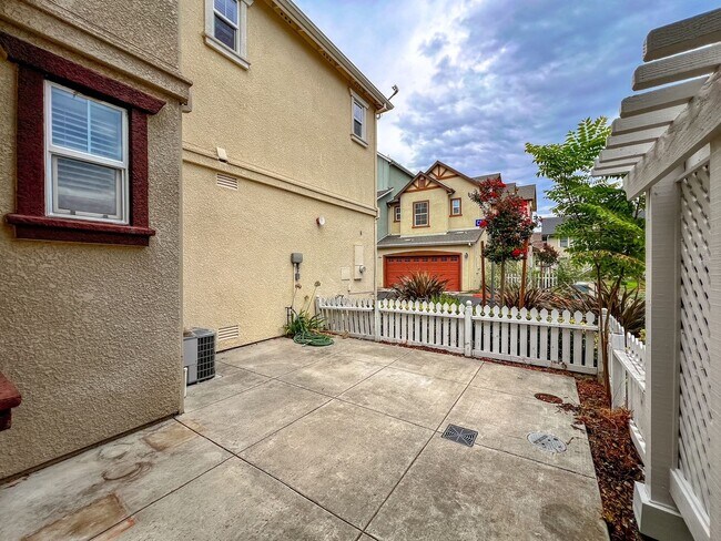 Building Photo - South Napa Three Bedroom House