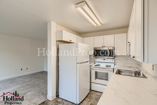 Building Photo - COming Soon! Charming & Convenient Living in Southeast Portland!